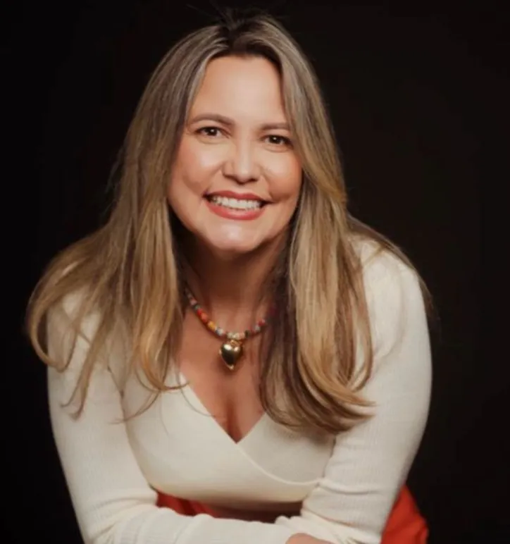 Coordenadora de Marketing do Centro Universitário Cesmac, ÁGUIDA FEITOSA fortalece a comunicação da instituição com o projeto de podcast, um canal para a comunidade acadêmica compartilhar seu conhecimento sobre assuntos da atualidade