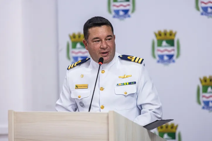 O capitão de fragata LUCIANO TEIXEIRA, comandante da Capitania dos Portos de Alagoas, recebeu na última segunda-feira (13), da Câmara Municipal, o título de Cidadão Honorário de Maceió. A honraria foi proposta pelo vereador Leonardo Dias por serviços prestados pelo capitão dos portos na costa de Maceió