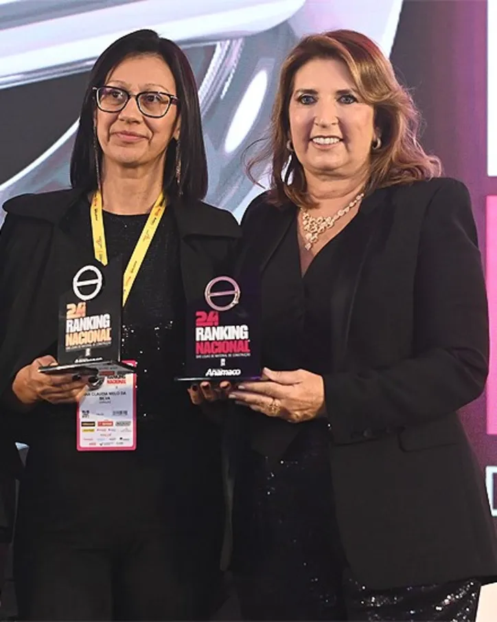 Gerente de Compras da Carajás Home Center, ANA CLÁUDIA MELO (esq.) recebeu troféus pelo 1º lugar em Alagoas e 6º no Ranking Nacional das Lojas de Material de Construção da Revista Anamaco