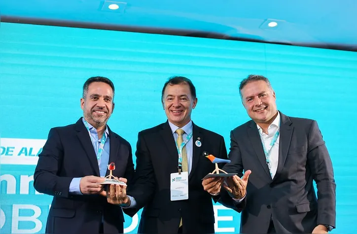 O diretor-executivo da Organização Arnon de Mello (OAM), LUIS AMORIM (ao centro), participou na última segunda-feira da palestra de abertura do Gazeta Summit Mobilidade, ao lado do governador PAULO DANTAS e do ministro dos Transportes, RENAN FILHO