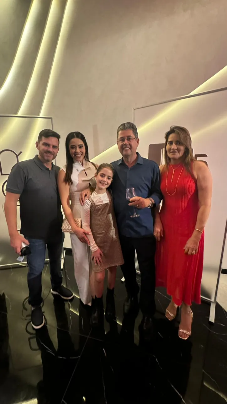 Empresários da construtora Colil, HUGO DÂMASO, MANUELLE CALHEIROS, GILSON CALHEIROS e MARIA ARLENE, acompanhados da pequena Mariana Calheiros, entregaram na última quinta-feira mais um empreendimento residencial de alto padrão