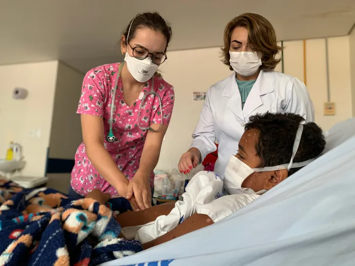 Pediatra Ana Carolina Pires (de branco) diz que medicina sempre foi o caminho que quis percorrer