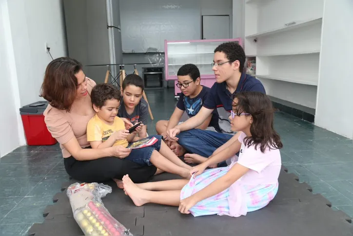 Com quatro filhos autistas, Luana diz que a maior dificuldade é o acesso à terapia adequada
