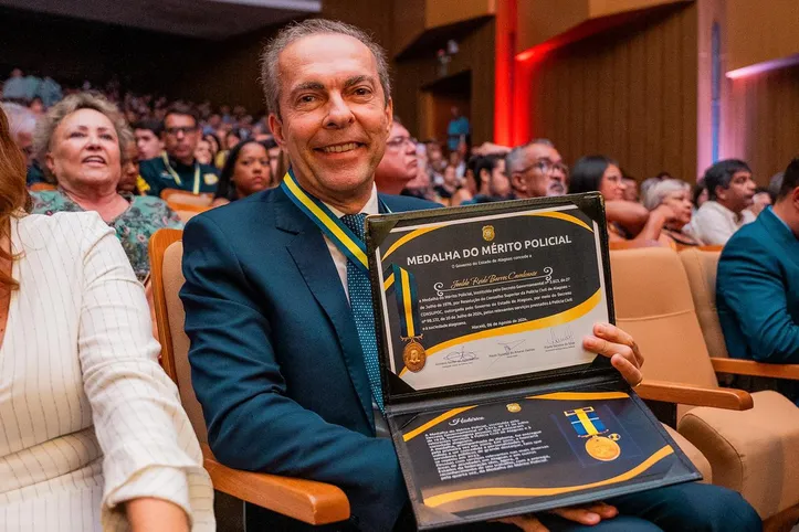 O jornalista JOALDO CAVALCANTE, secretário de Comunicação de Alagoas, recebeu a Medalha do Mérito Policial, em razão dos serviços prestados pela Secom nas ações da Polícia Civil de combate à violência