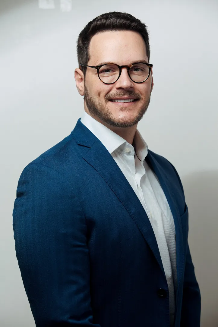 Diretor de Marketing da Carajás Home Center, ANTOINE MENDONÇA anuncia a TKS Group como nova agência de publicidade da empresa e comemora a parceria, que favorece a estratégia de expansão do grupo varejista