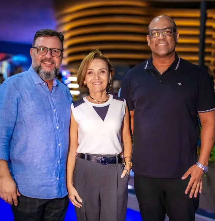 Com a parceria do diretor da Promma Live Marketing, WAGNER OMENA (esq.), os publicitários PATRÍCIA LAVENERE e LUCIANO QUIRINO (dir.), da Artecetera, comemoram as conquistas em 2025