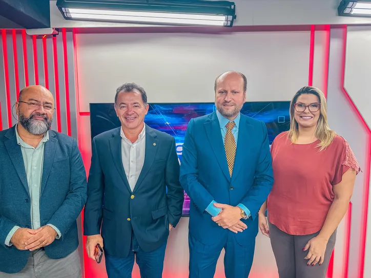 NELSON WILLIANS, advogado que foi destaque na capa da Forbes e fundou o maior escritório de advocacia da América Latina, visitou ontem a sede da Organização Arnon de Mello (OAM), sendo recebido pelo diretor-executivo, LUIS AMORIM, e entrevistado pelos jornalistas MARCOS RODRIGUES e THAÍSE CAVALCANTE