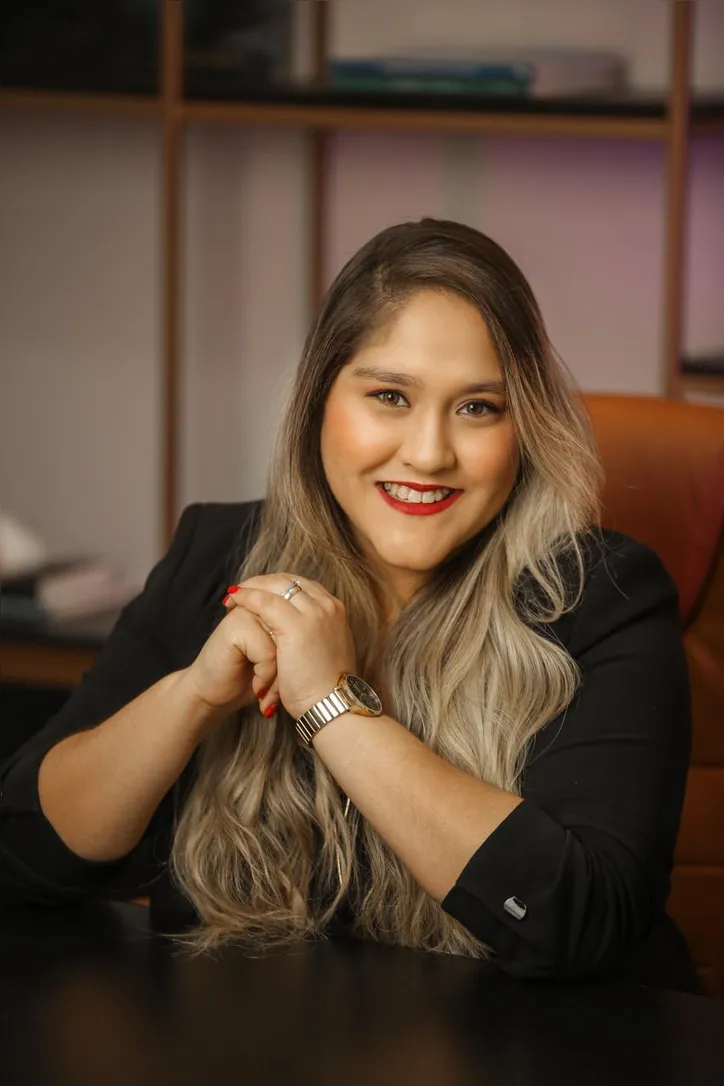 JENEPHER PAIVA, coordenadora do curso de Direito da Faculdade Estácio, celebra o selo OAB Indica, recebido pela instituição em reconhecimento à excelência do ensino na área jurídica