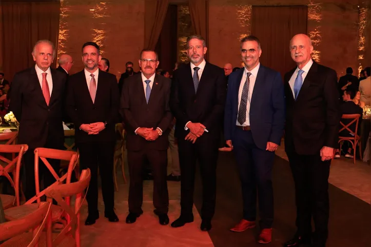 A festa comemorativa dos 80 anos de criação do Sindicato da Indústria do Açúcar e do Etanol de Alagoas foi prestigiada, na noite dessa sexta-feira (30), pelo ministro da Defesa, José Múcio, Governador Paulo Dantas, ministro Humberto Martins, do Superior Tribunal de Justiça (STJ), e presidente da Câmara dos Deputados, Arthur Lira, o CEO da Volkswagen, Pablo Di Si, e o Presidente do Sindaçúcar/AL, Pedro Robério.