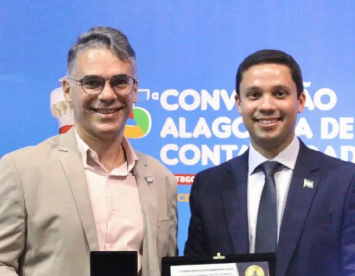O contador-geral de Maceió, CLÍSTENES CALHEIROS, e o titular da Sefaz municipal, JOÃO FELIPE BORGES, receberam prêmio durante o Congresso Internacional de Contabilidade, realizado nessa sexta-feira (01), no Centro de Convenções Ruth Cardoso