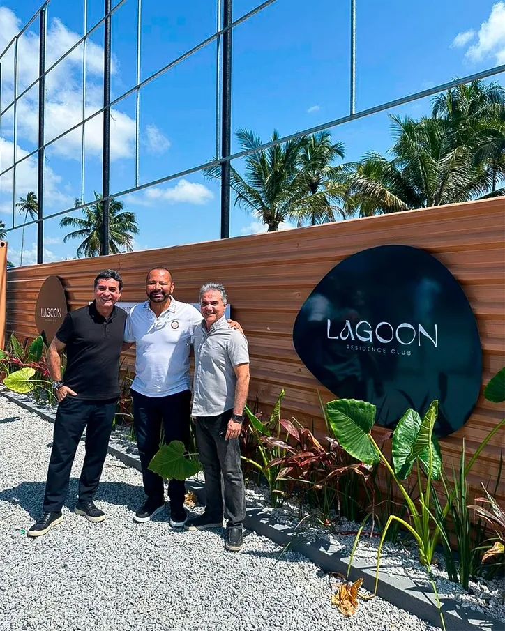 Neymar Pai continua investindo em imóveis em Alagoas, incluindo o Lagoon Residence Club, das construtoras Delman, Engemat e Telesil. Na foto, o investidor com os empresários Alfredo Brêda e Delman Rodrigues Sampaio