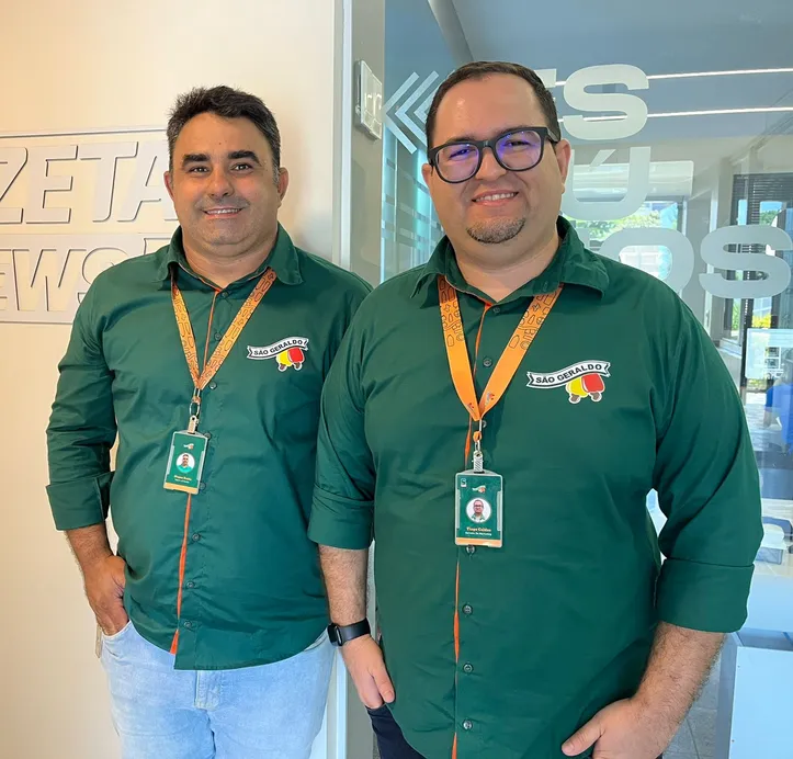 MAGNO ROCHA, supervisor de vendas, e TIAGO CALDAS, gerente de marketing, comemoram o resultado da participação da Cajuína São Geraldo na Feira e Exposição Alagoana de Supermercados (Fesuper), realizada em Maceió