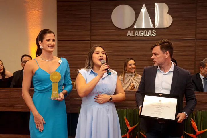 Coordenadora do curso de Direito da Estácio, JENEPHER PAIVA (centro) recebe do presidente da OAB-AL, WAGNER PAES, e da presidente da Comissão de Ensino Jurídico, INGRID DANTAS, o selo OAB Indica, em reconhecimento ao nível de excelência da faculdade