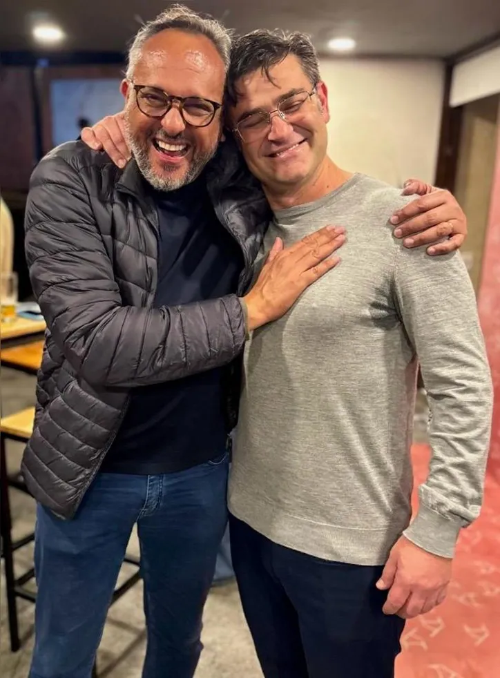 HERMANN FERNANDES, da Chama Publicidade, ao lado do marqueteiro DUDA LIMA, com quem atuou efetivamente na campanha que reelegeu Ricardo Nunes à Prefeitura de São Paulo