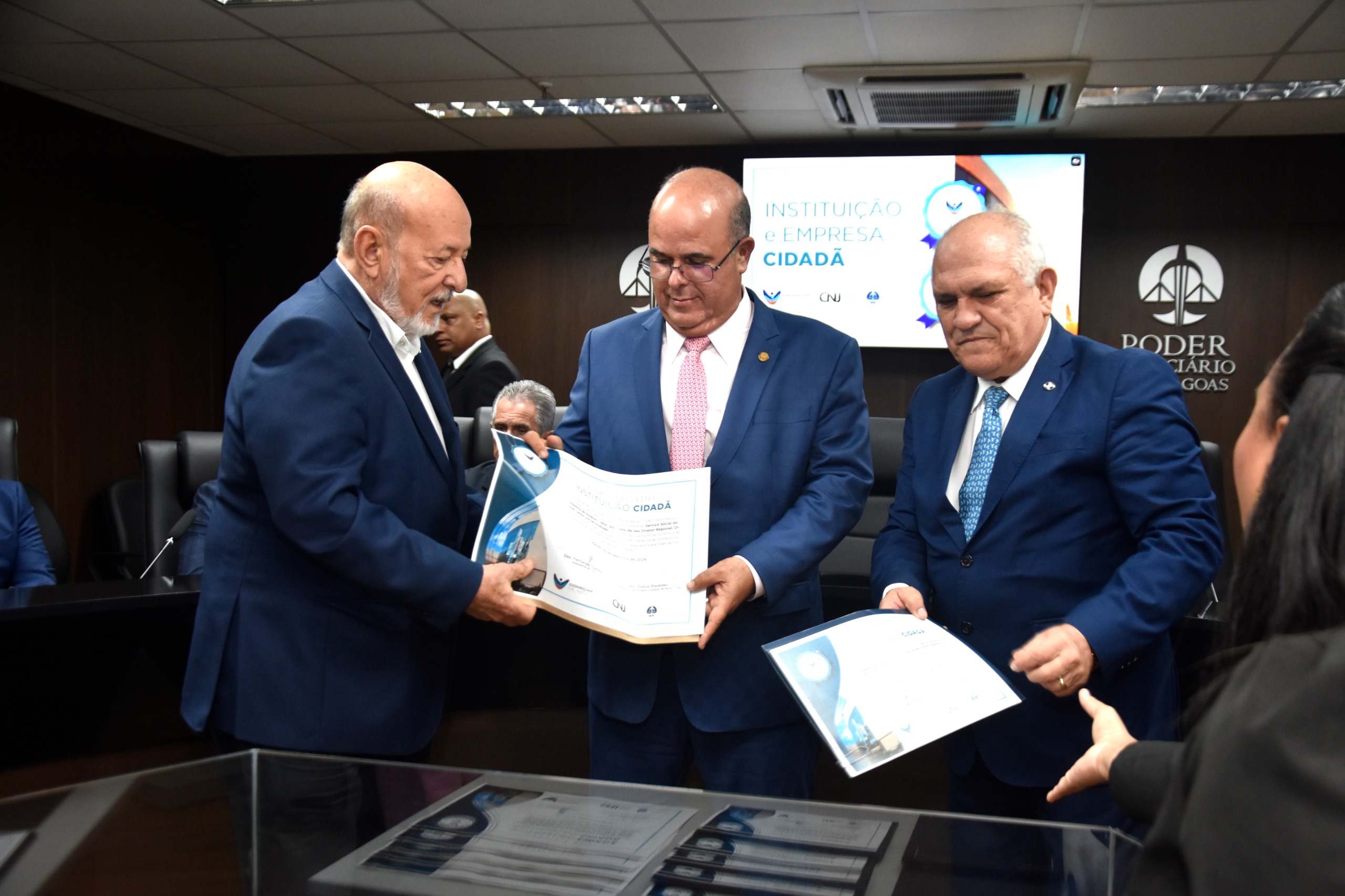 O presidente da Federação das Indústrias do Estado de Alagoas (Fiea), JOSÉ CARLOS LYRA DE ANDRADE, foi homenageado pelo Tribunal de Justiça (TJ-AL) pelo apoio à reinserção social de egressos do sistema prisional. Ele recebeu a homenagem do presidente do TJAL, desembargador FERNANDO TOURINHO, e do desembargador OTÁVIO PRAXEDES, responsável pelo projeto em Alagoas