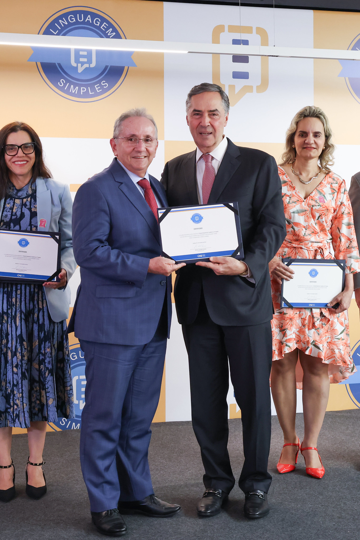 Desembargador MARCELO VIEIRA, presidente do Tribunal Regional do Trabalho da 19ª Região (TRT/AL), recebeu das mãos do presidente do STF e do CNJ, Ministro LUÍS ROBERTO BARROSO, o Selo Linguagem Simples 2024, concedido pelo Conselho Nacional de Justiça em reconhecimento ao trabalho realizado pela Corte