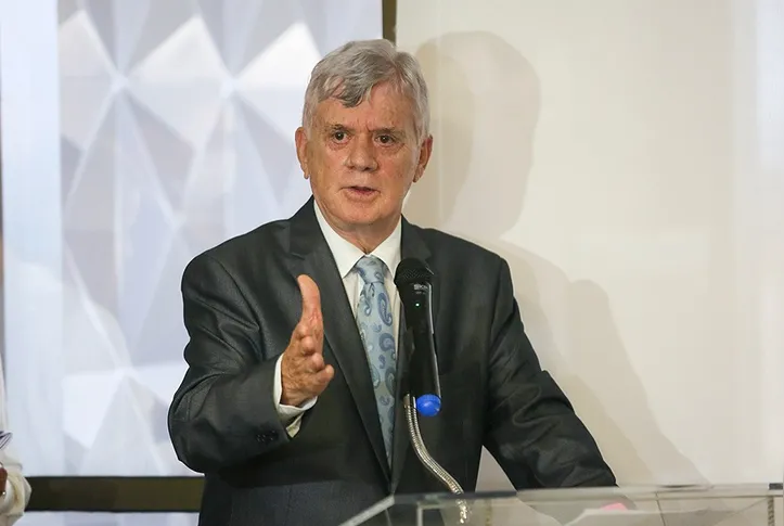 Presidente do Tribunal Regional Eleitoral de Alagoas, o desembargador KLEVER RÊGO LOUREIRO comemora a conquista do Selo de Qualidade na categoria prata, concedido pelo Conselho Nacional de Justiça ao TRE-AL