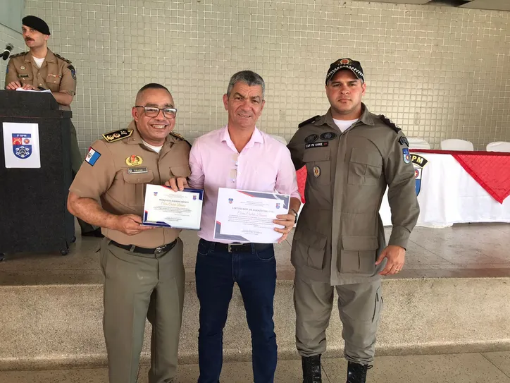 Apresentador do Ronda Alagoas, da GazetaNews, CASTELO BRANCO (centro) foi homenageado ontem pelo 5º BPM pelo trabalho de divulgação das atividades da Polícia Militar de Alagoas. Recebeu o reconhecimento das mãos do comandante, coronel LUCIANO, e do capitão HAMUL