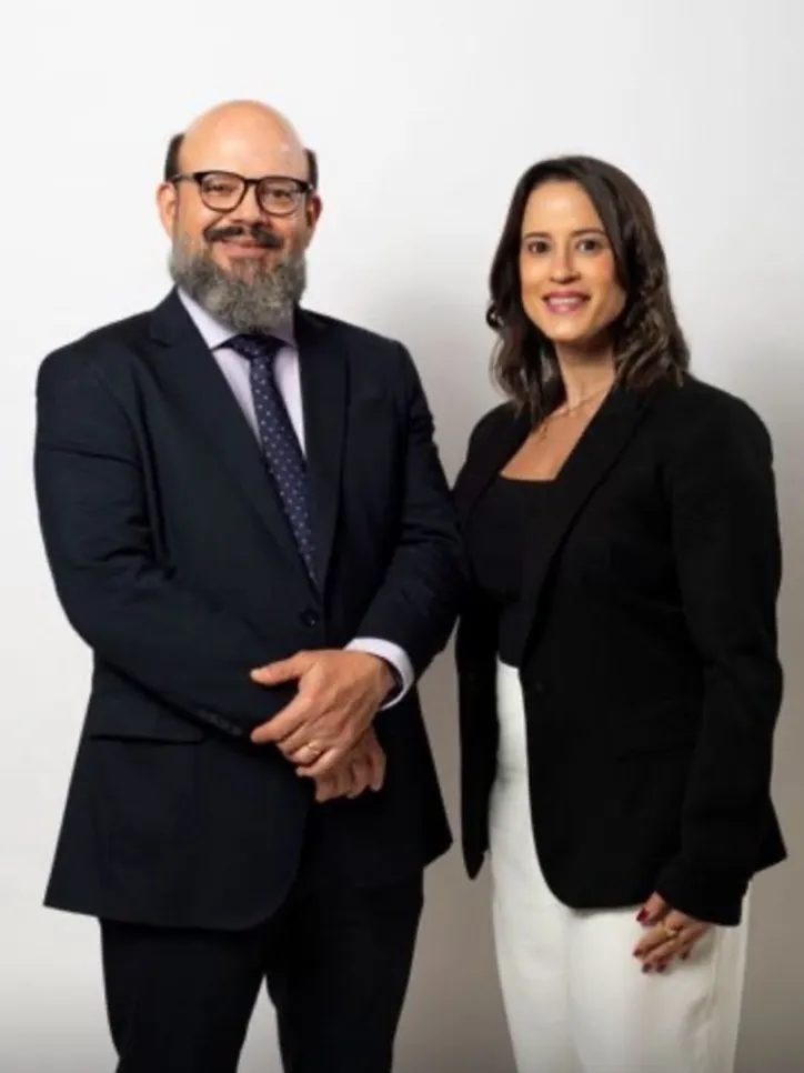 Os sócios ALDEMAR MOTTA e CAROLINA SURUAGY comemoram 25 anos de escritório de advocacia com conquistas de importantes causas jurídicas e contribuição ao direito alagoano
