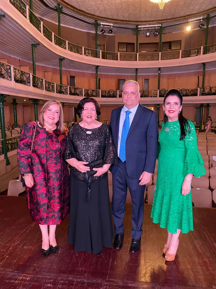 FELINA MENDONÇA, ao lado dos filhos VERA, ROSA e ALFREDO GASPAR, recebeu no dia 6 deste mês, no Teatro Deodoro, homenagem póstuma da Academia Alagoas de Letras ao acadêmico Carlos Mendonça, ex-presidente do Instituto Arnon de Mello, durante apresentação de documentário sobre os 105 anos da entidade literária