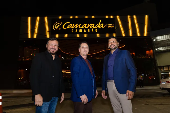 WENDEL ANTUNES, diretor de operações (esq.) e CRISTIANO SÉRGIO (dir.), sócio operador e gerente regional, celebram com SYLVIO DRUMMOND, CEO do Grupo Drumattos, sucesso do primeiro mês de funcionamento do novo empreendimento gastronômico no Maceió Shopping