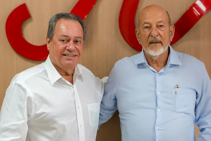 O presidente da Federação das Indústrias do Estado de Alagoas, JOSÉ CARLOS LYRA DE ANDRADE, recebeu a visita do presidente da Confederação Nacional da Indústria (CNI), RICARDO ALBAN, que esteve em Maceió para homenagear o ex-senador Benedito de Lira, falecido na última terça-feira (14)