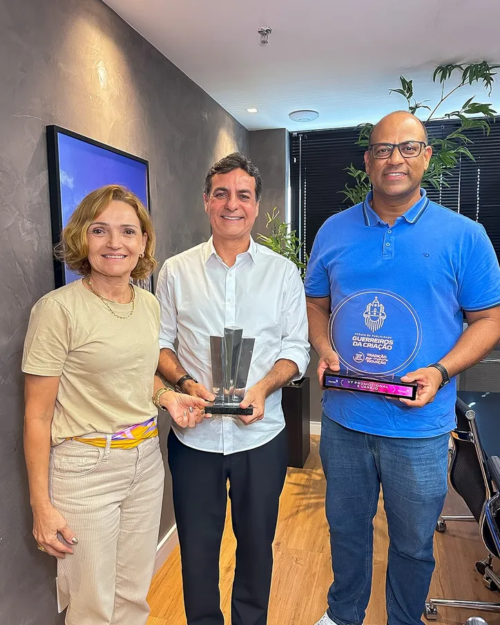 CEO da Telesil Engenharia, ALFREDO BRÊDA (centro) comemorou com PATRÍCIA LAVENERE e LUCIANO QUIRINO, diretores da Artecetera, a conquista do Prêmio Master Ademi na categoria Marketing Imobiliário