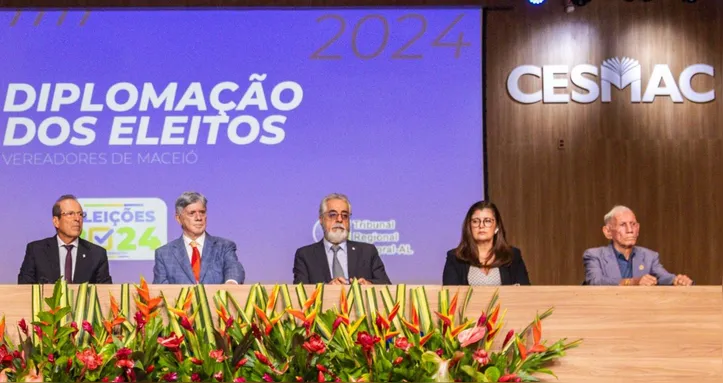 Pró-Reitor Financeiro e Conselheiro da Fundação Educacional Jayme de Altavila (FEJAL), mantenedora do Cesmac, ESTÁCIO VALENTE (à direita) representou a instituição de ensino na diplomação dos vereadores eleitos em Maceió