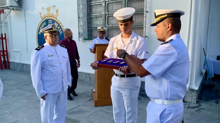 O capitão dos Portos de Alagoas, capitão de Fragata Rodrigo Ribeiro Gonçalves Garcia, comandou nessa sexta-feira (22), na sede da corporação, cerimônia de entrega da Medalha Amigo da Marinha a várias personalidades. Entre os homenageados estavam o deputado federal Fábio Costa e cinco marinheiros.