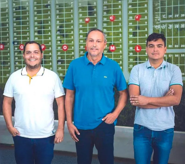 LUIZ TABOADA (ao centro) e os filhos LUIZ EDUARDO e LUIZ PAULO, diretores da Taboada Incorporadora, comemoram as conquistas da empresa no mercado imobiliario em 2024