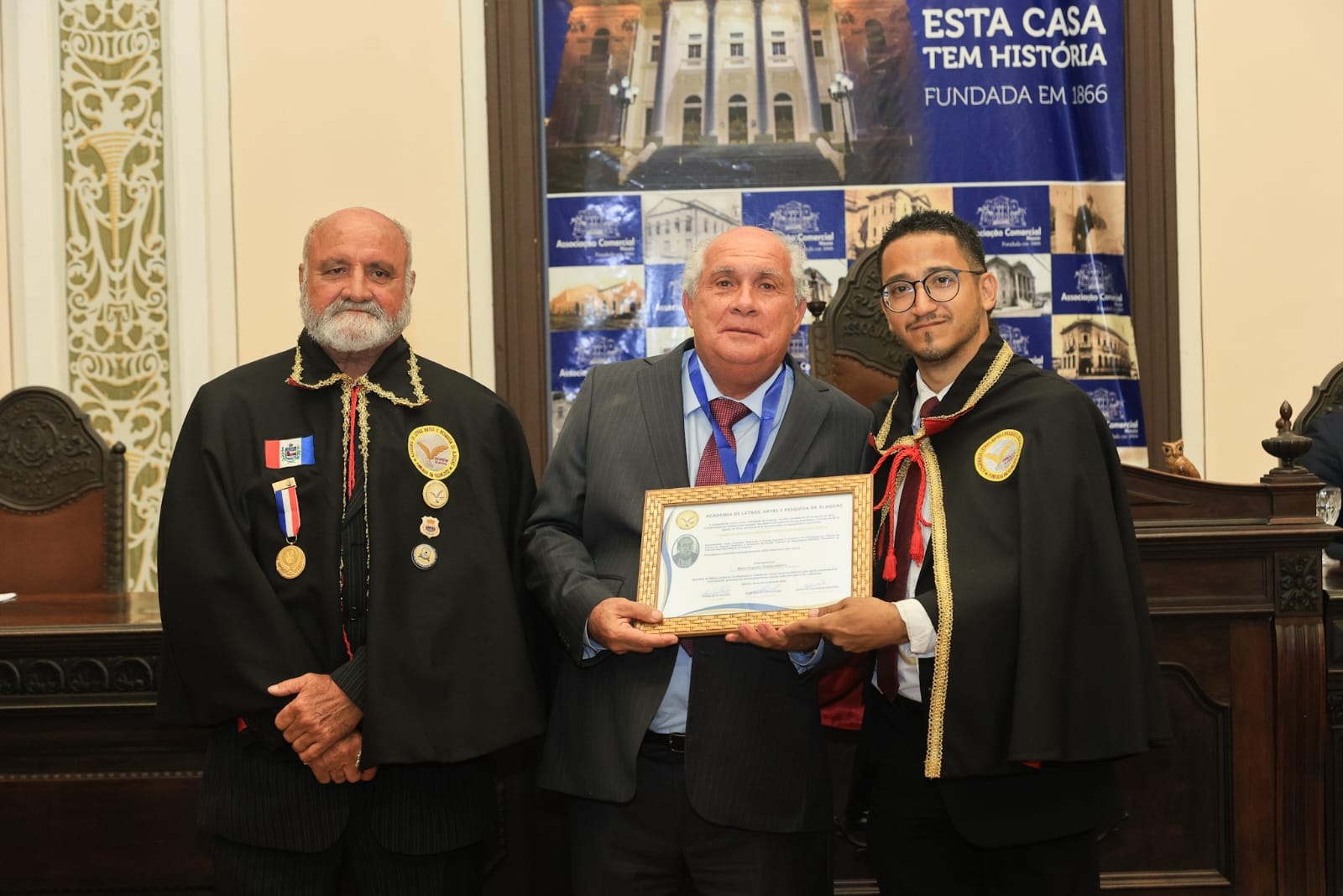 O promotor de Justiça MÁRIO AUGUSTO MARTINS (centro) recebeu, na noite dessa sexta-feira (8), a comenda Desembargador José Fernando de Lima, entregue pela presidência da Academia de Letras, Artes e Pesquisas de Alagoas.