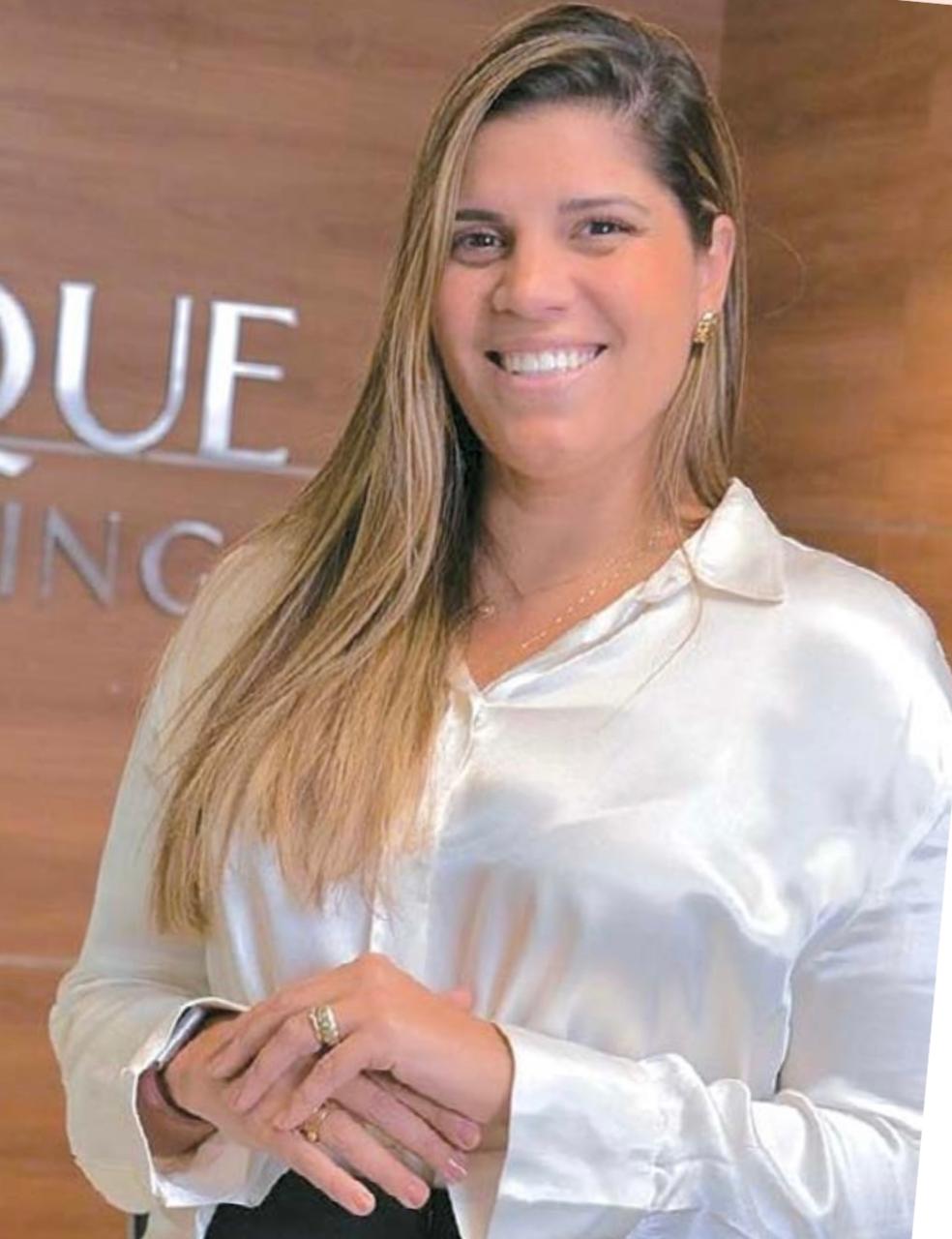 Gerente de marketing do Parque Shopping Maceió, FERNANDA STUDART comemora o lançamento da decoração natalina e da campanha promocional para beneficiar os clientes