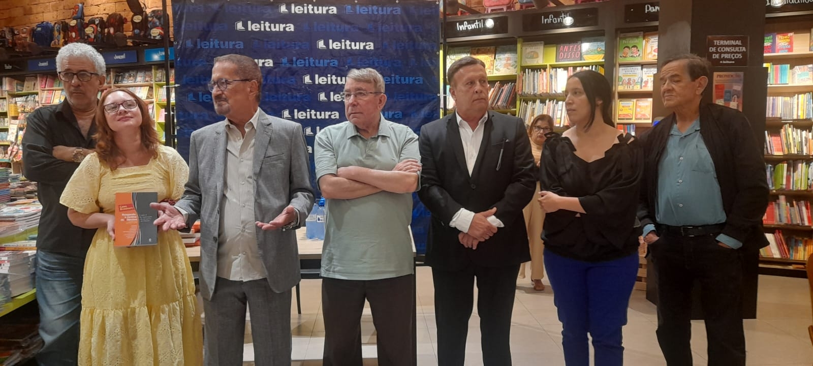 Economista ELIAS FRAGOSO (3º à esquerda), que organizou a 2ª edição do livro “Rasgando a cortina de Silêncios – O lado B da exploração do sal-gema de Maceió”, lançada nesta semana na Livraria Leitura, ao lado de outros profissionais que contribuíram com a obra