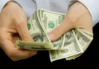 Dólar sobe e fecha a R$ 5,68, com tarifaço e decisões de juros no Brasil imagem