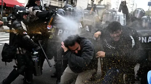 Protesto de aposentados termina em confronto com polícia - Imagem