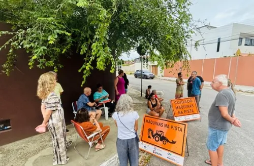 Moradores protestam contra construção de estação de esgoto em área verde