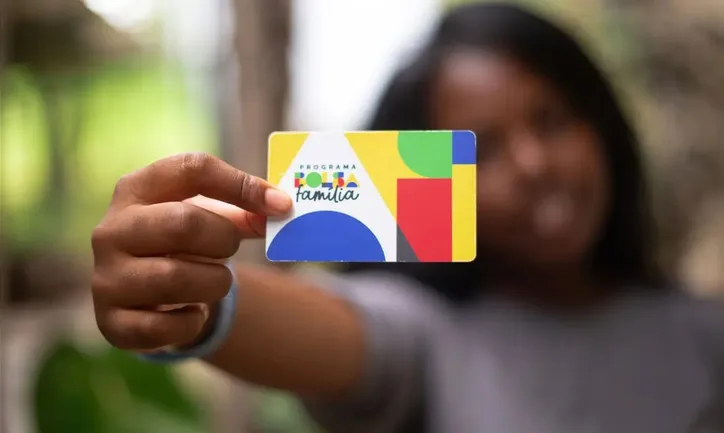 As mulheres dedicam, em média, 23,5 horas semanais aos cuidados de pessoas e/ou afazeres domésticos