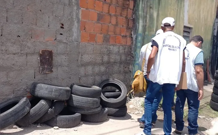 Agentes de saúde visitam casas para localizar e combater focos do mosquito Aedes Aegypti