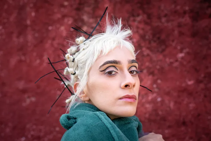 Imagem ilustrativa da imagem Ancestral e futurista: Juliana Linhares mistura referências para recontar o Nordeste