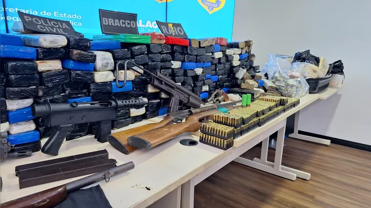 Polícia apreendeu armas e drogas durante operação