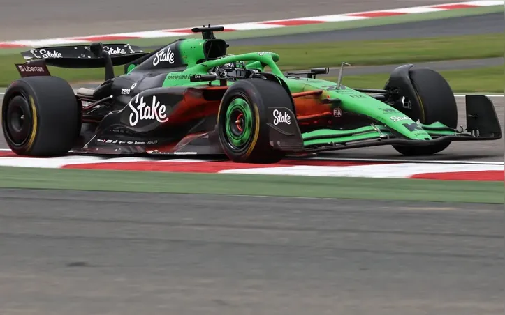 Sauber de Bortoleto em ação na pré-temporada da F1 de 2025