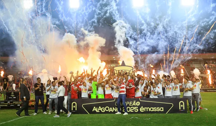 CRB comemora a conquista do tetracampeonato, mas elenco já volta a treinar nesta terça-feira (18)