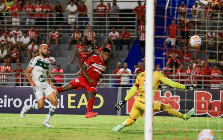 Momento do gol de Willian Bahia, o segundo do CRB
