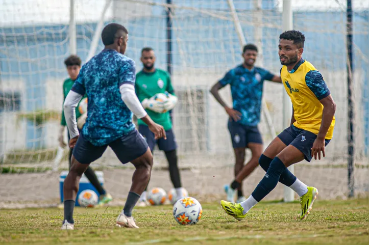 Lateral Cedric (à direita) não faz mais parte dos planos do CSA