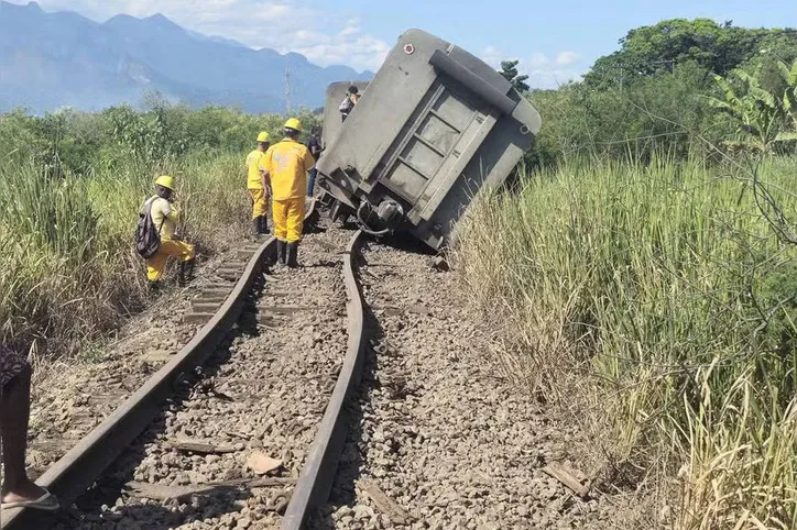 Trem do ramal Guapimirim descarrilou em Magé, na Baixada Fluminense