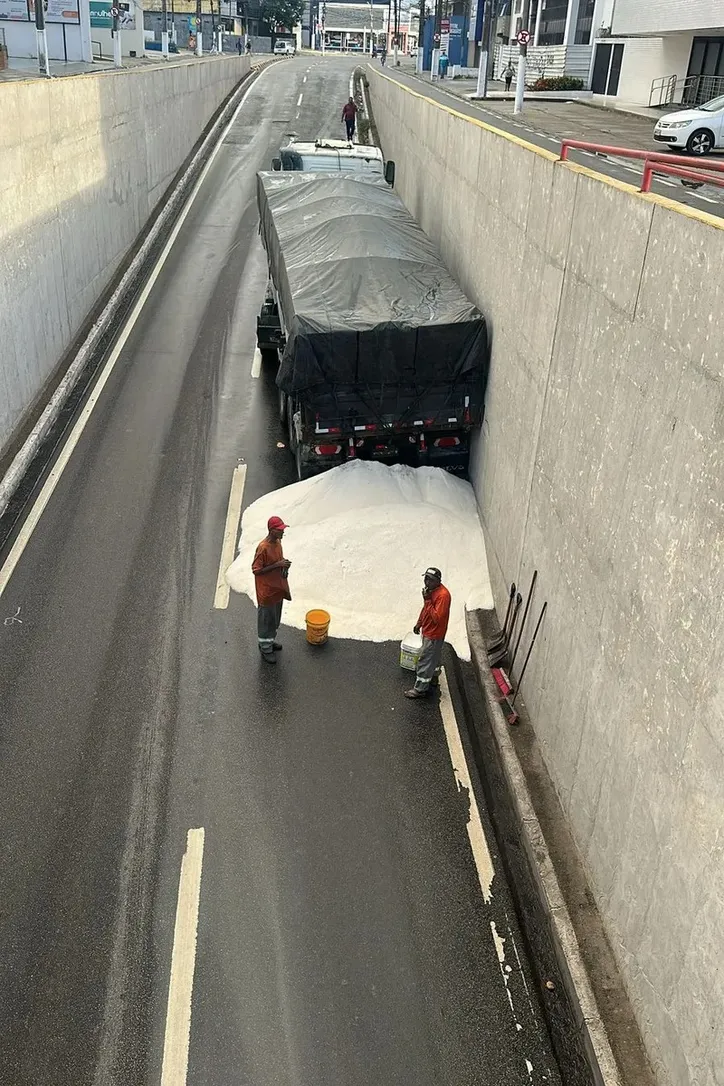 Carreta derramou fertilizante