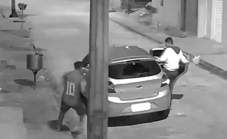 criminosos chegaram em um carro ao imóvel