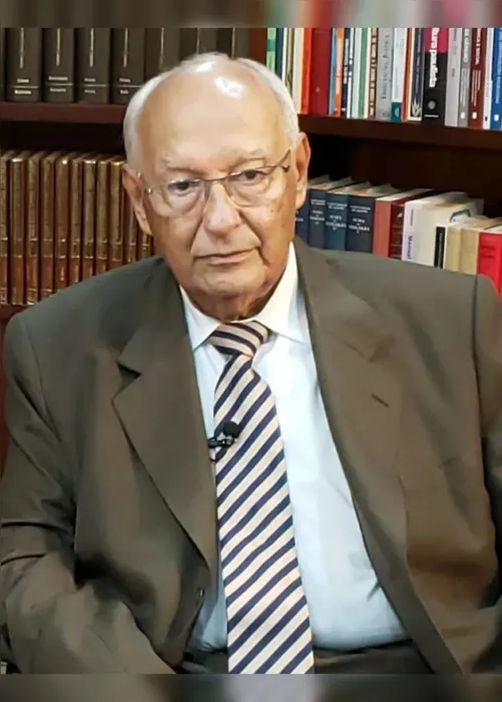 Com trajetória dedicada ao Direito e à vida acadêmica, o escritor, professor e jurista IVES GANDRA DA SILVA MARTINS celebrou ontem 90 anos de vida. Colunista da Gazeta de Alagoas, tem trabalho reconhecido no Brasil e no exterior por sua atuação profissional e pelas inúmeras obras jurídicas