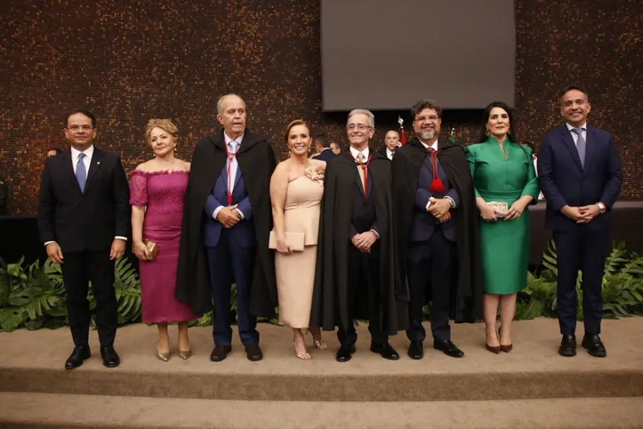 O presidente da Assembleia Legislativa de Alagoas, MARCELO VICTOR (esquerda) e governador PAULO DANTAS (direita) prestigiaram a posse da nova cúpula diretiva do Tribunal de Justiça de Alagoas, no último dia 14. O presidente do TJAL, FÁBIO BITTENCOURT, o vice-presidente, CARLOS CAVALCANTI, e o corregedor-geral de Justiça CELYRIO ADAMASTOR ACCIOLY, estavam acompanhados das esposas, MORGANA BITTENCOURT, LEUZI ANNE CAVALCANTI e EURIDES ACCIOLY, respectivamente