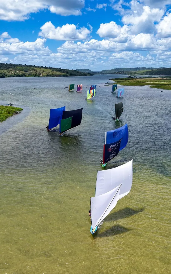 Imagem ilustrativa da imagem Corrida de canoas enfeita as águas do Velho Chico, em Traipu